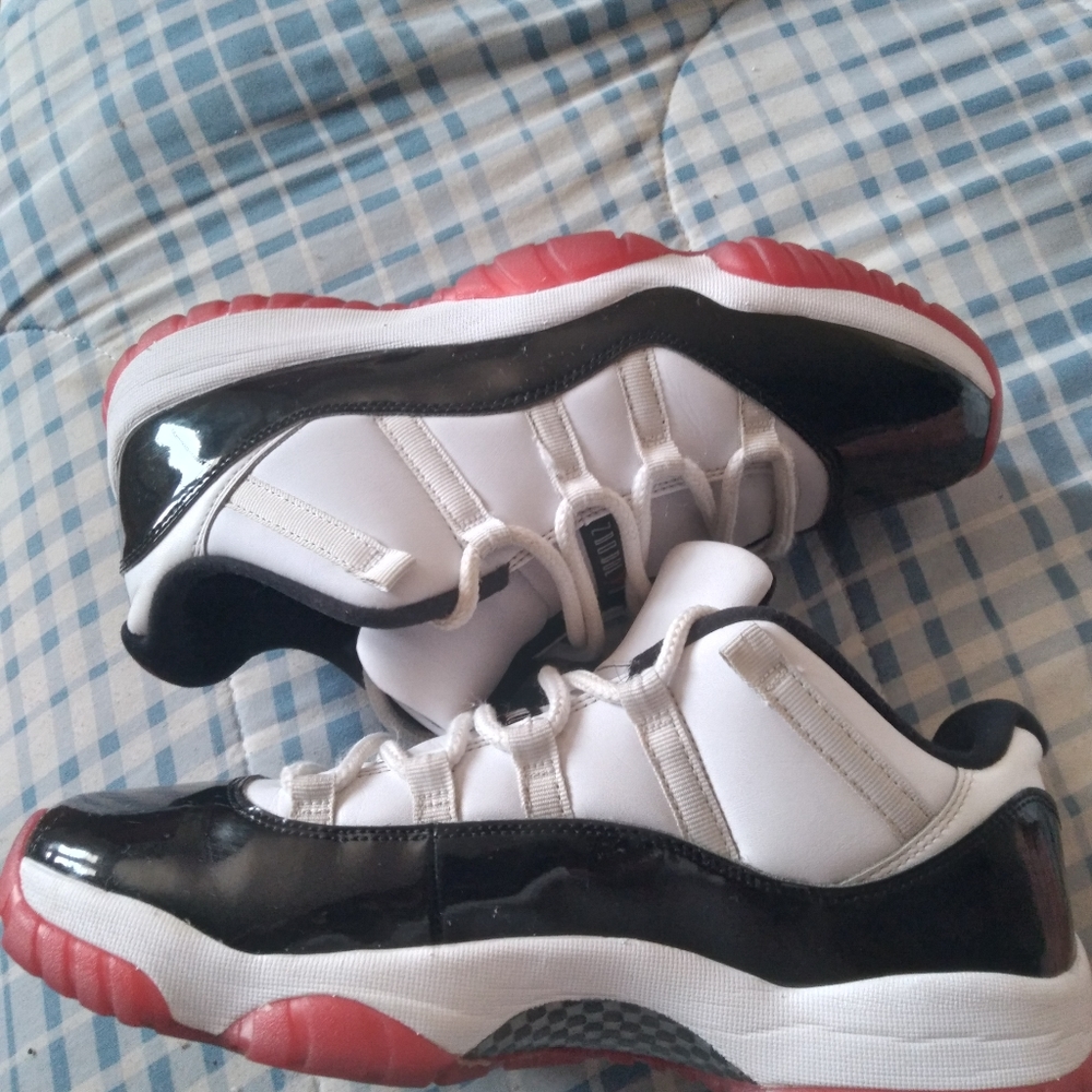 Retro low 11's bred white n black size11